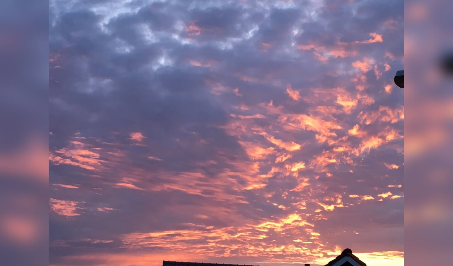 Mooie wolkenpartij bij zonsondergang.