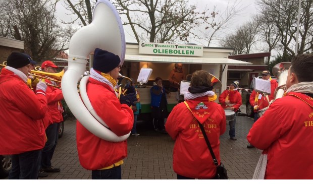 Tie Dall Dee uit Oeteldonk dankt de vrijwilligers voor hun inzet