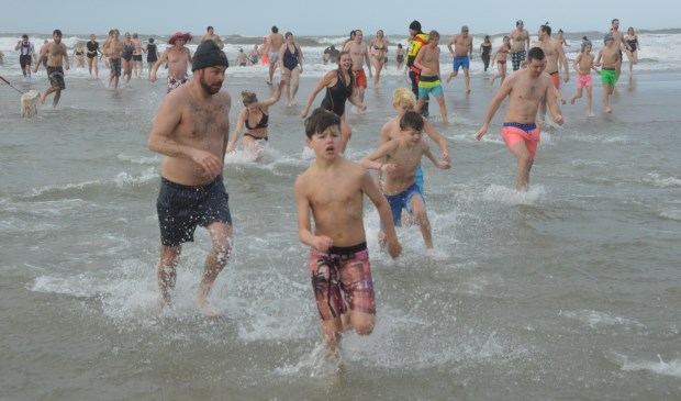 Nieuwjaarsduik bij paal 9.
