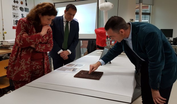 Prof.dr.Maarten van Bommel (rechts) deelt zijn kennis met de minister en gedeputeerde
