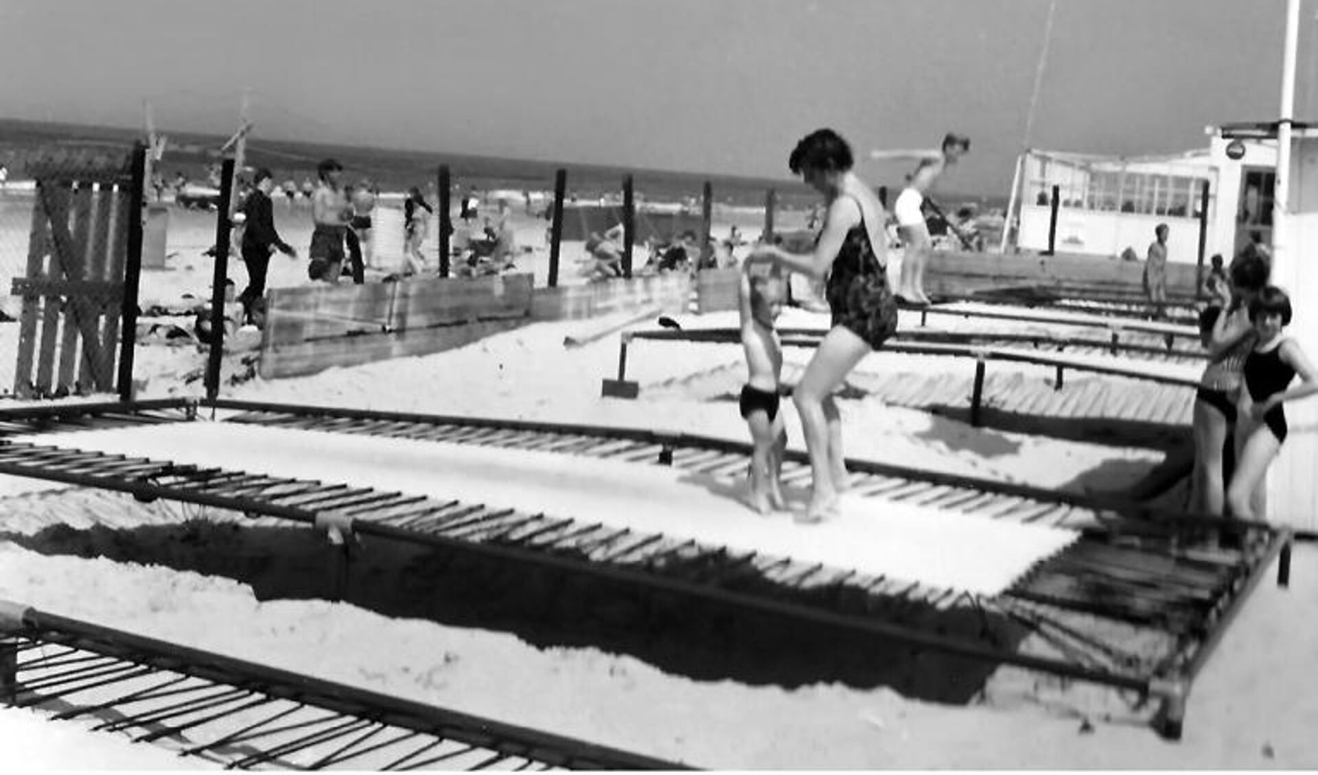 Trampolines op het strand: beelden uit de oude doos