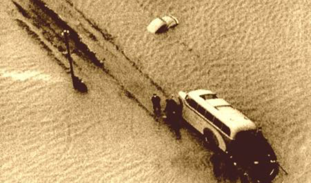 <p>De bus van TESO die van de weg geraakte toen de Eendrachtpolder op 1 februari 1953 vol water stroomde.</p> 