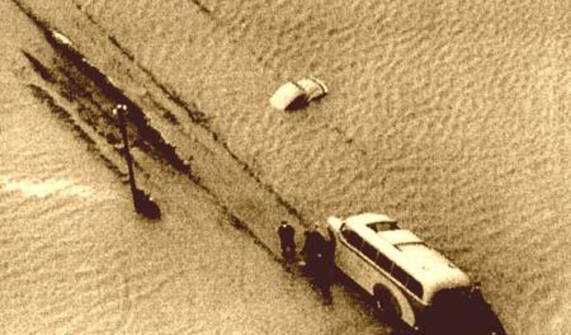 De bus van TESO die van de weg geraakte toen de Eendrachtpolder op 1 februari 1953 vol water stroomde.