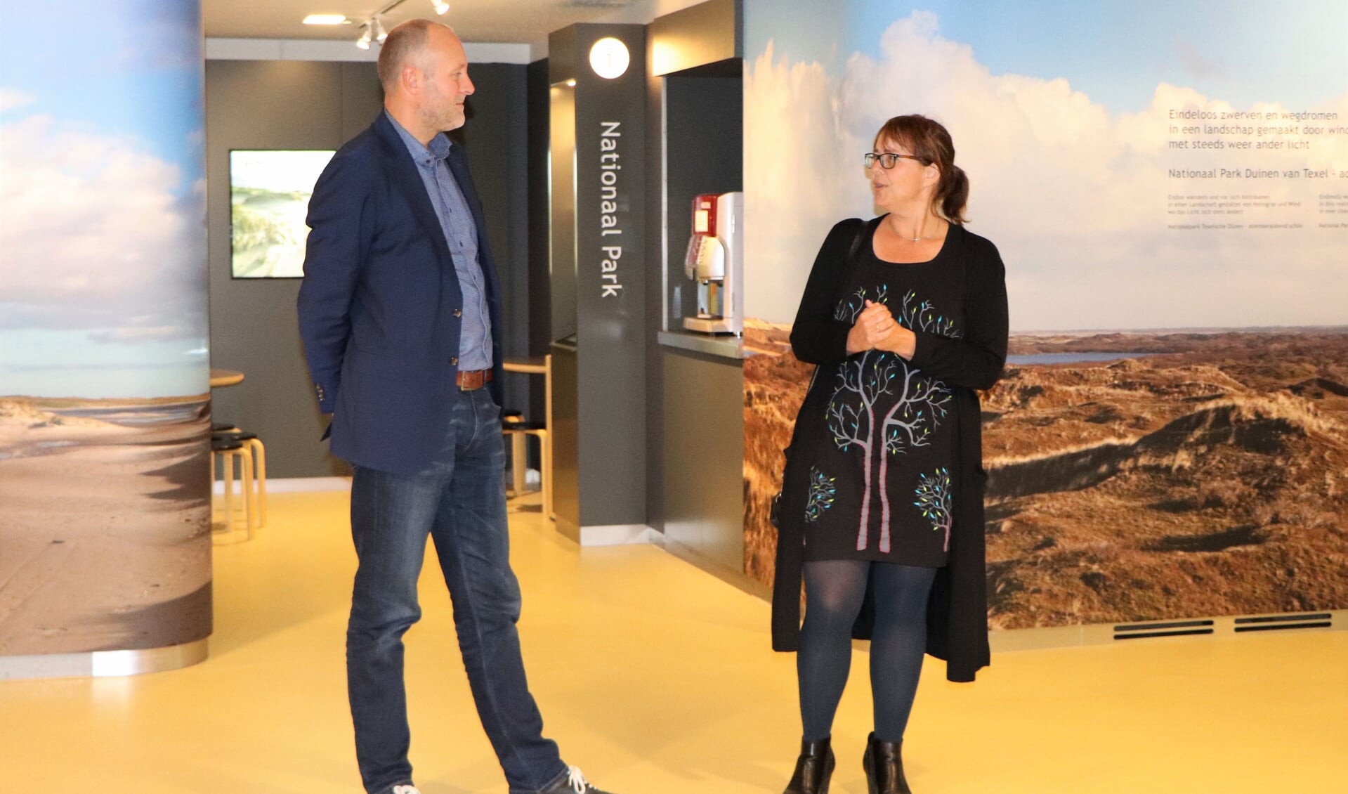 Jan van de Venis en Pauline Folkerts bij de interactieve informatiewand van het nationaal park bij Ecomare.