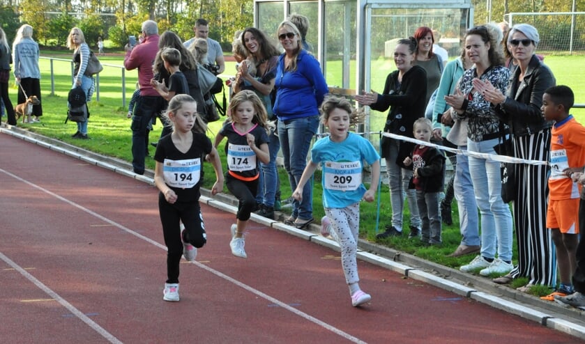 Finishen bij de scholierenveldloop.