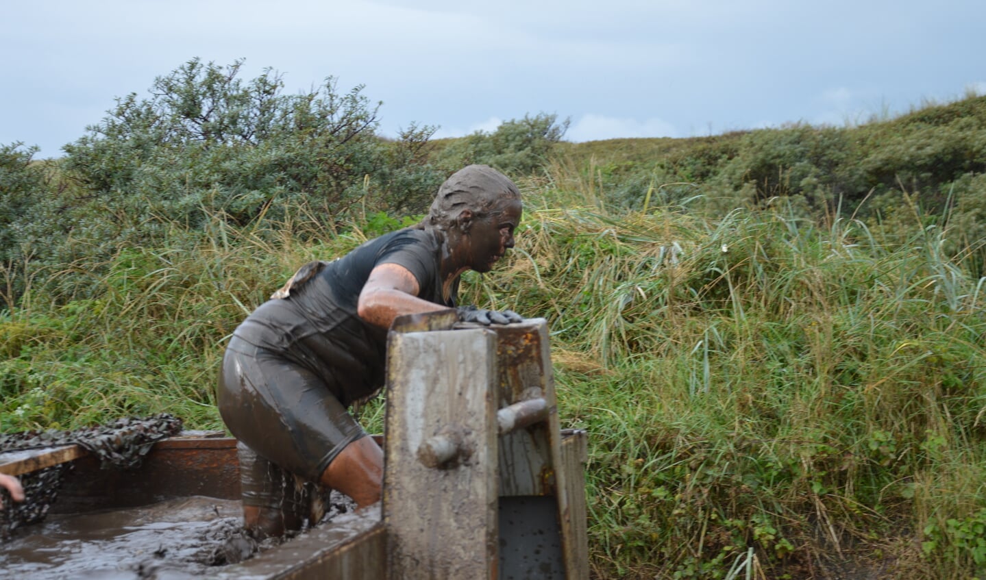 Banjeren door de prut tijdens de Beach Obstacle Run.