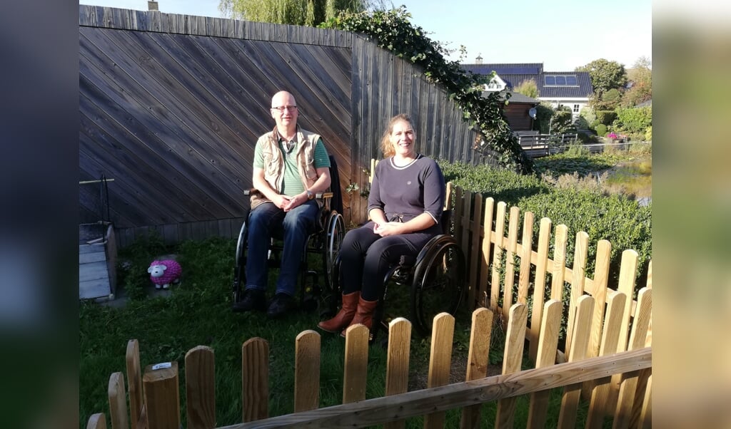 Gerard Kruithof en Judith Sanders in de tuin van laatstgenoemde. 