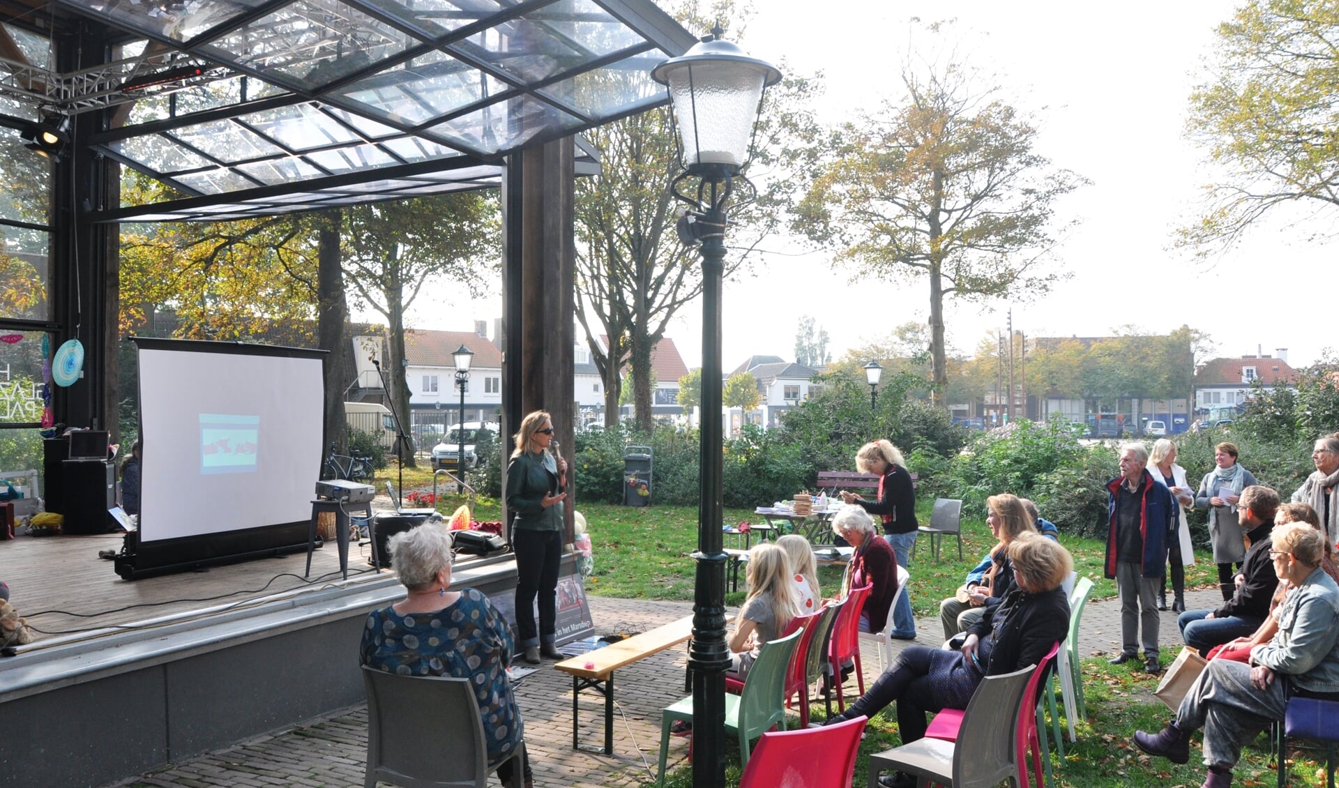 Kiki Dethmers van het NIOZ vertelt bij het Glazen Paleis over de gevolgen van plastic voor zeeschildpadden.