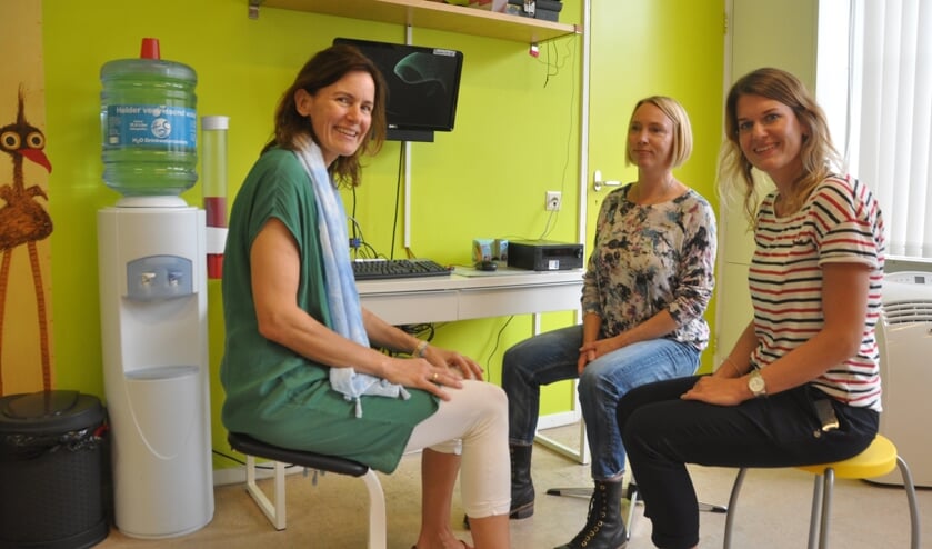 Lidewy Hendriks, Anne Klaarwater en Sanne van Althuis met elkaar in overleg.