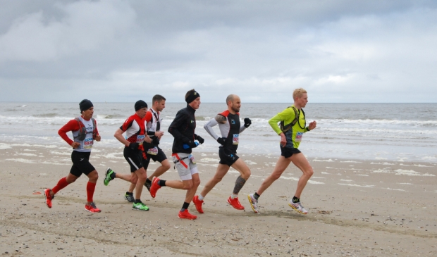 <p>Lopen over het strand.</p>