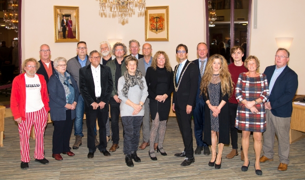 <p>Veronne Koot, hier in het midden met de grijze trui in 2018.</p>