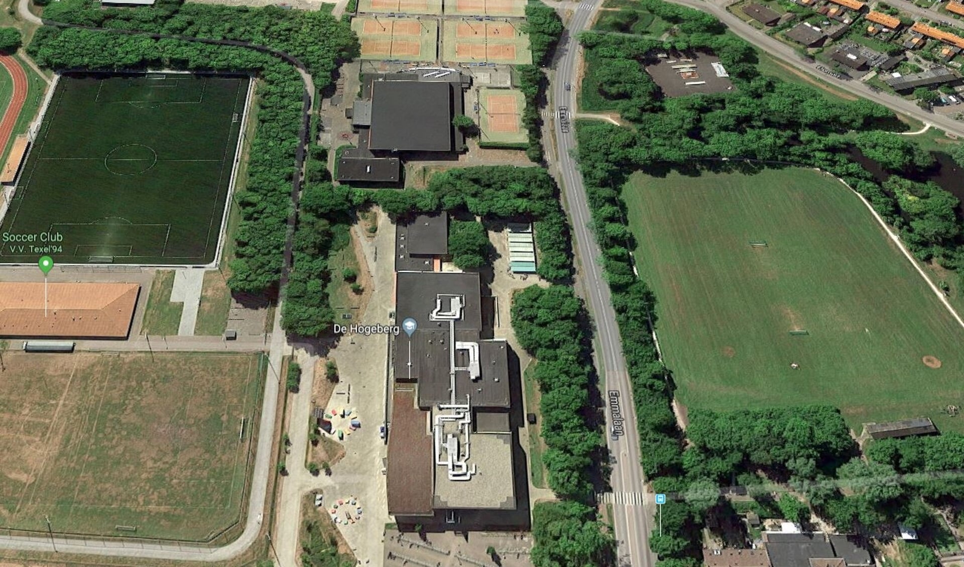 De omgeving van de OSG in Den Burg. Het Onderwijscentrum moet in het verlengde van de OSG komen. Ons Genoegen gaat weg als de nieuwe sporthal klaar is.