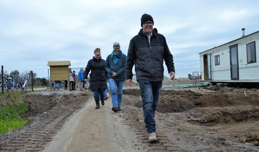 Wethouder Edo Kooiman neemt het voortouw bij de rondleiding.