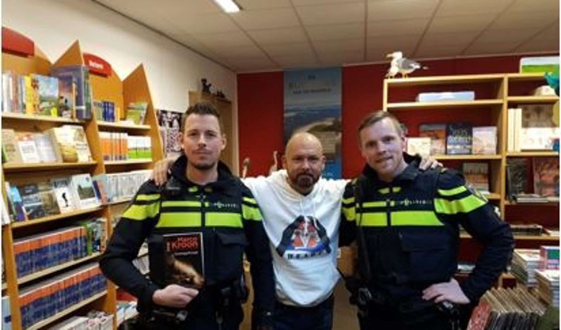 Op de foto staat majoor Kroon met de Texelse agent Pieter en zijn collega Hans, die ook langskamen om hem de hand te drukken.
