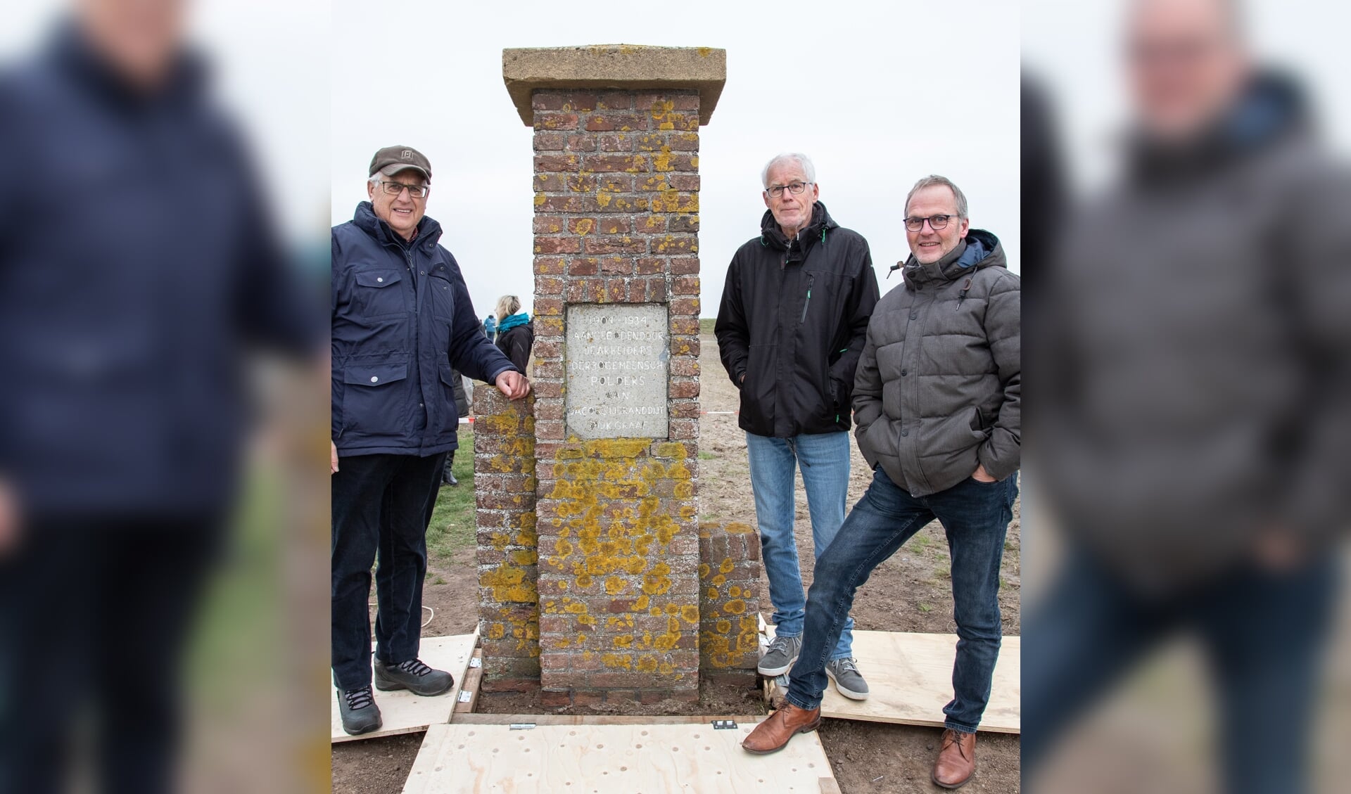 Jacques Dijt, Albert Hoven en Cees Aris Trap bij het monument. 