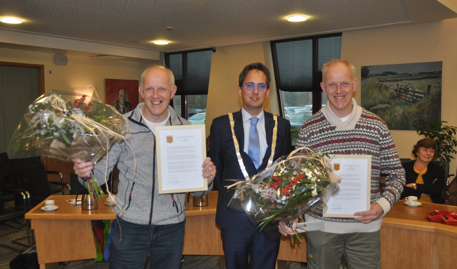 Jos (links) en Paul (rechts) met de gemeentelijke oorkonde die ze van burgemeester Michiel Uitdehaag kregen.