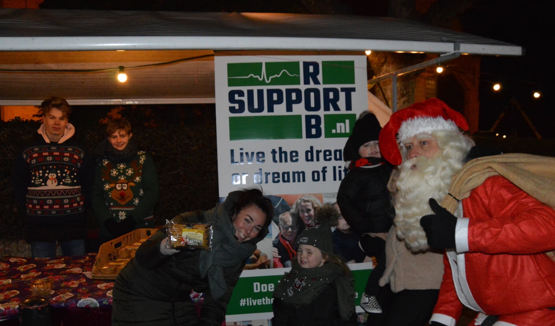 OSG-scholieren Ben Daalder en Jarno Leijstra verkochten op de kerstmarkt in Oosterend zaterdag koek voor Rob. De kerstman hielp een handje. 