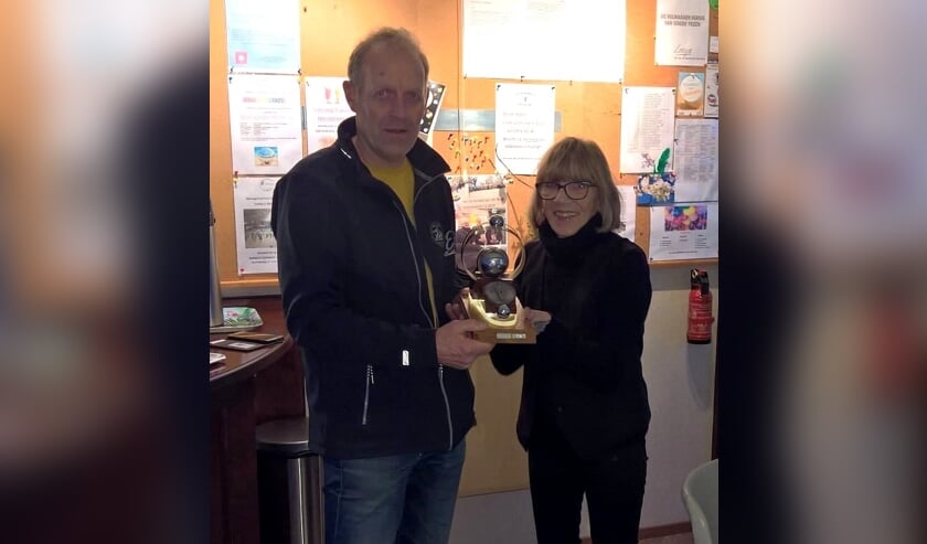 Louis van der Vis krijgt de Super-Boule uitgereikt door voorzitter Diana Kardijk.