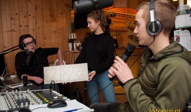DJ's Aron Zeeman en Sil van Heerwaarden, terwijl de tussenstand van de actie voor Support Rob wordt getoond.
Foto Gerrit Verhoeven
