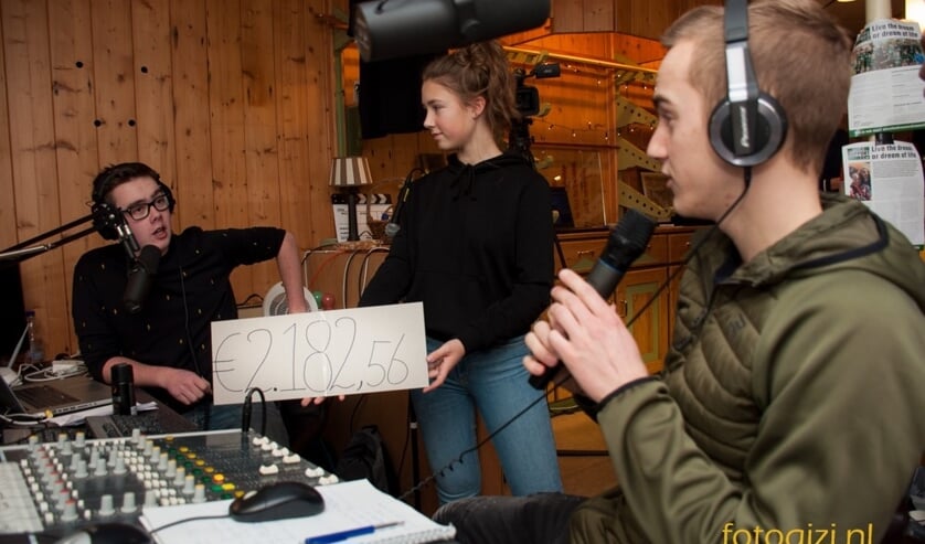 DJ's Aron Zeeman en Sil van Heerwaarden, terwijl de tussenstand van de actie voor Support Rob wordt getoond.
Foto Gerrit Verhoeven