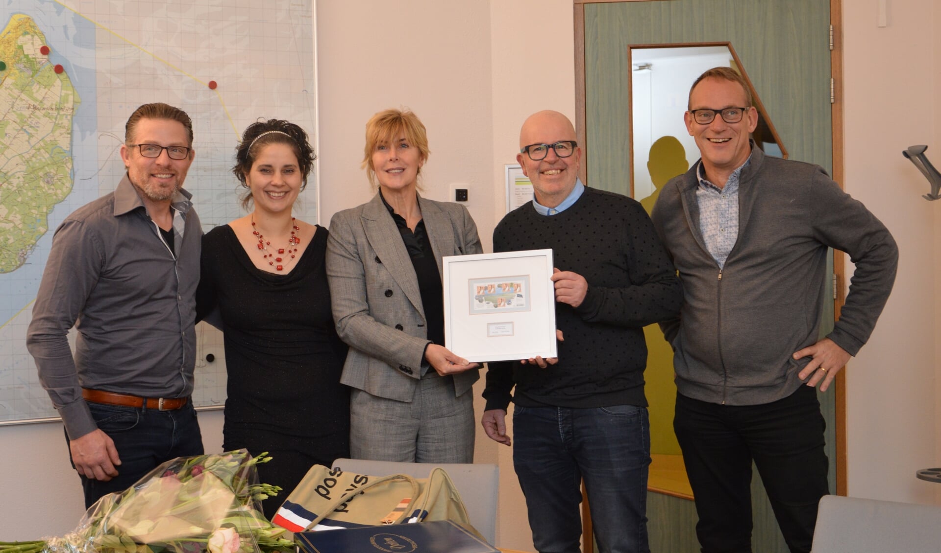 Pieter Buis en partner Natalja Witte, Diana Lansu, wethouder Edo Kooiman en Arjen van Diepen.