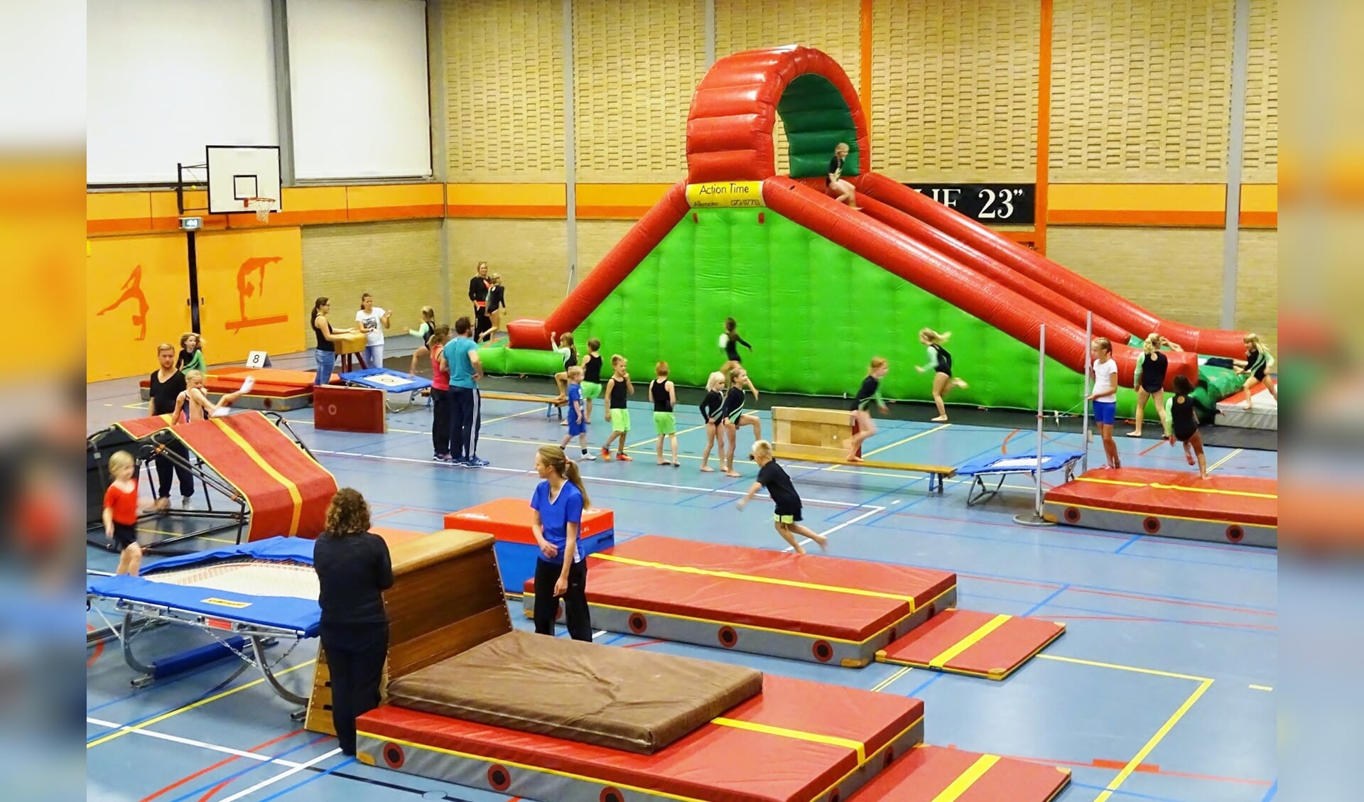 Tijdens het jaarlijkse Springfestijn in sporthal Ons Genoegen kan de jeugd zich uitleven op diverse spring- en klimtoestellen.