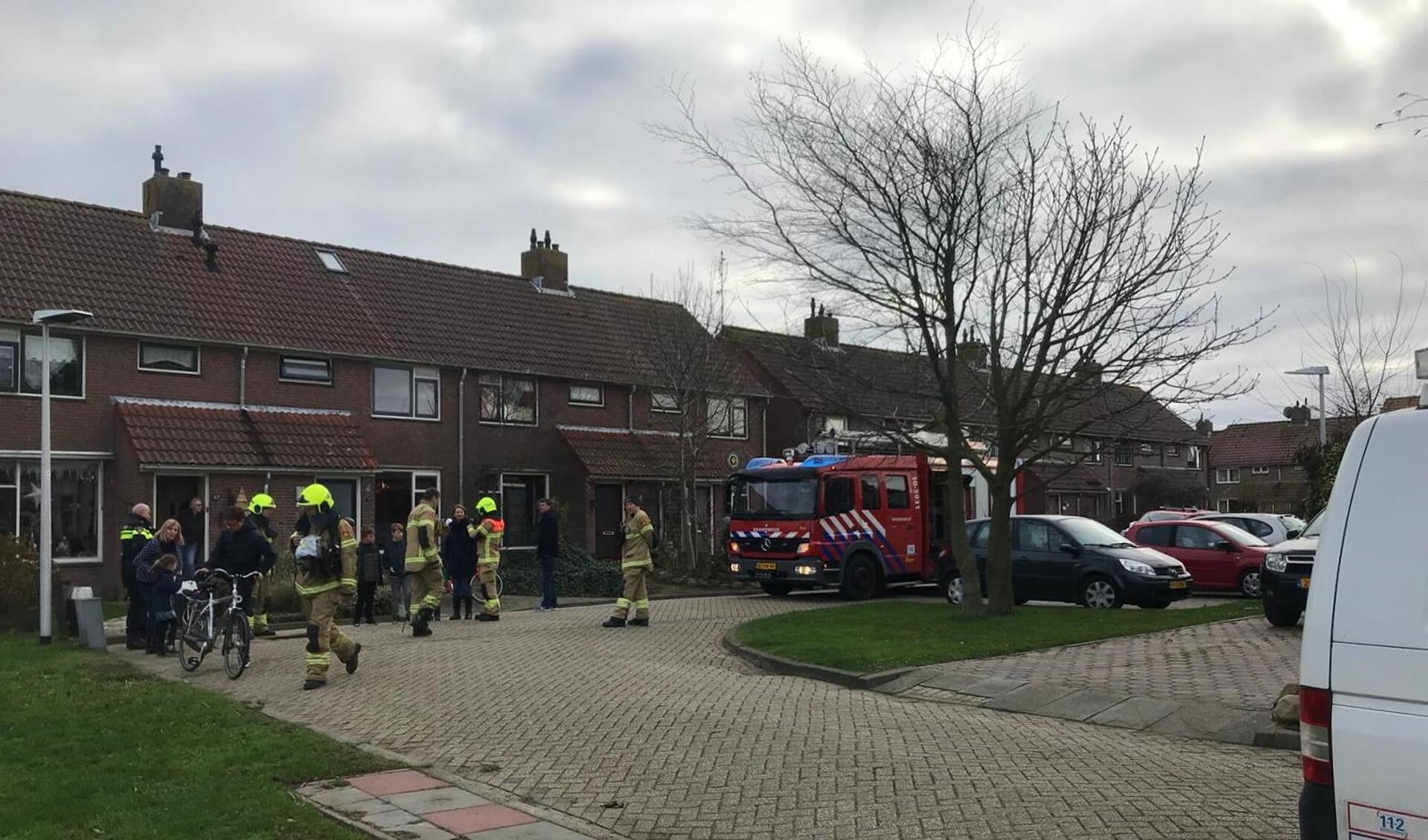 De brandweer inspecteert de De Wittstraat in Oudeschild.