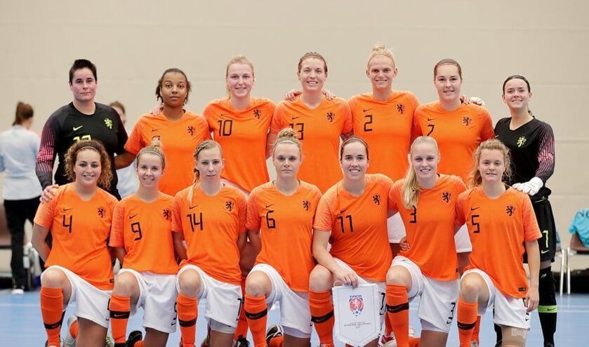 Het Nederlands Vrouwen Zaalvoetbalteam, staand derde van links Sanne Brand.