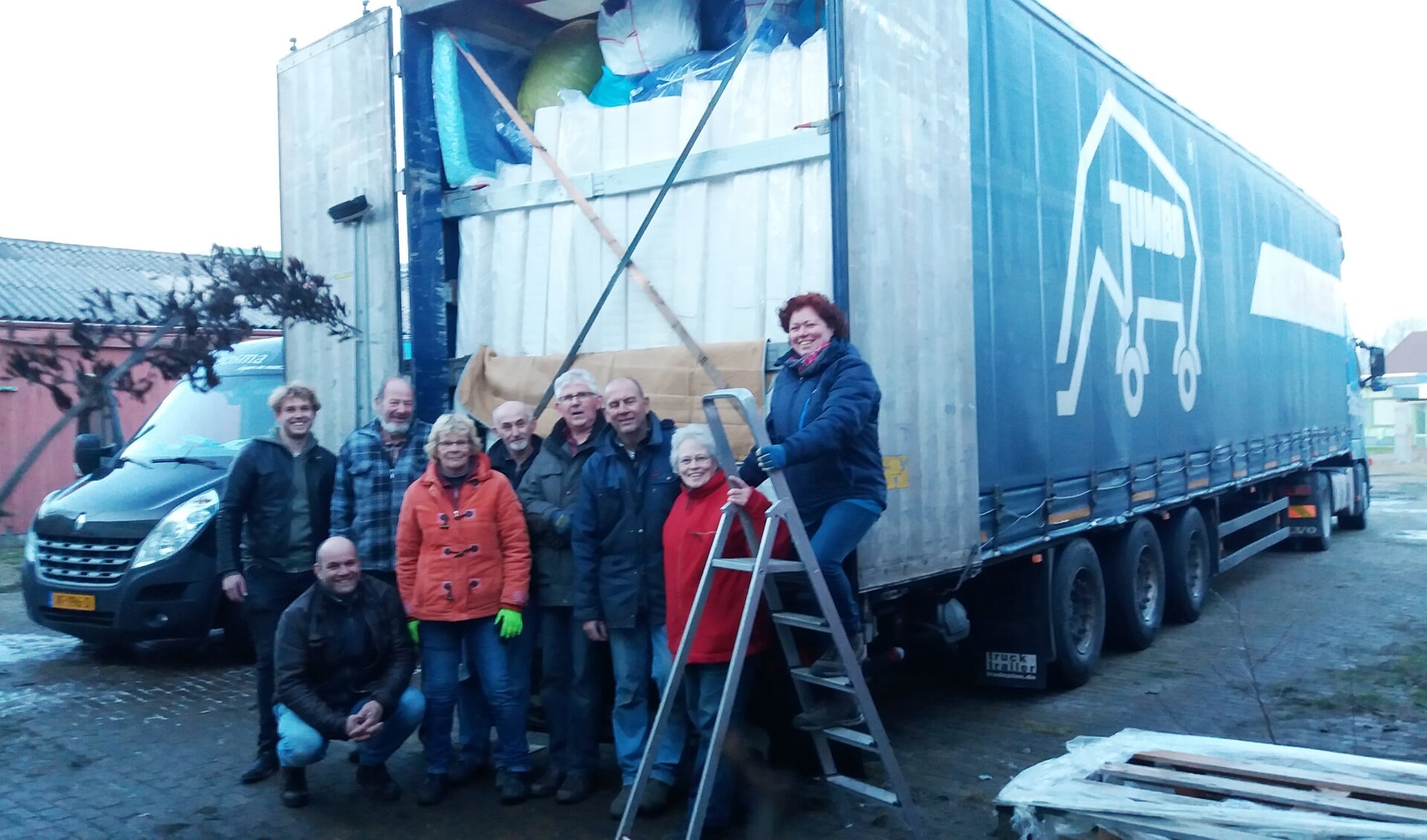 Vrijwilligers van de Stichting Hulp Oost-Europa bij een vrachtwagen vol hulpgoederen. 