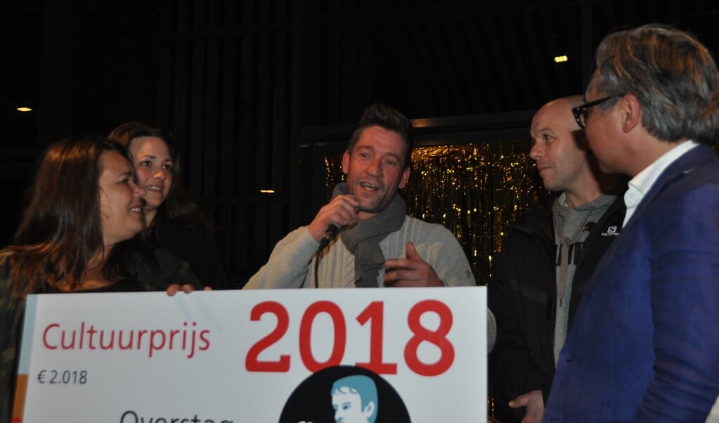 Belinda van Diesen, Willemijne Keijzer, Ad Harman en Sil van Dijk ontvangen de Cultuurprijs 2018 van wethouder Eric Hercules.