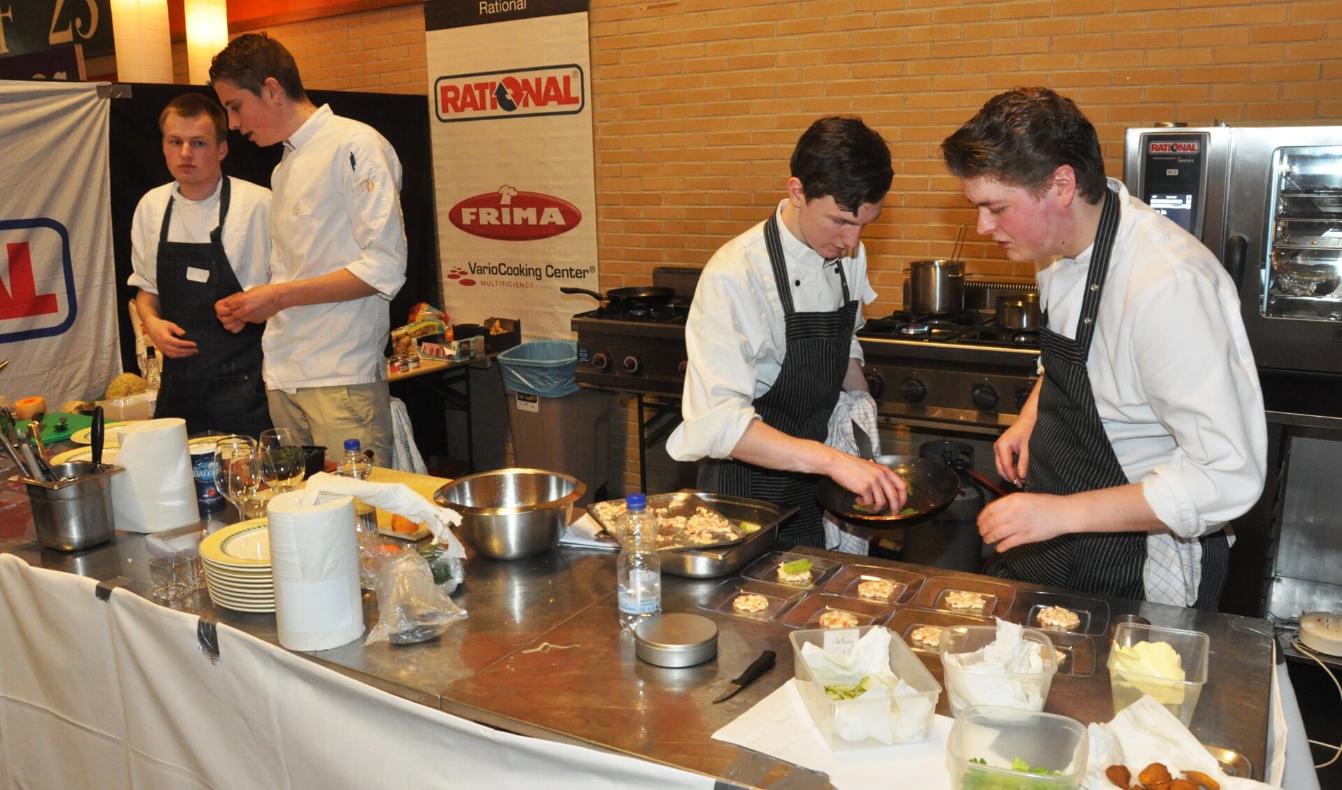 Koks in actie tijdens een kookwedstrijd van de ROC op Texel.