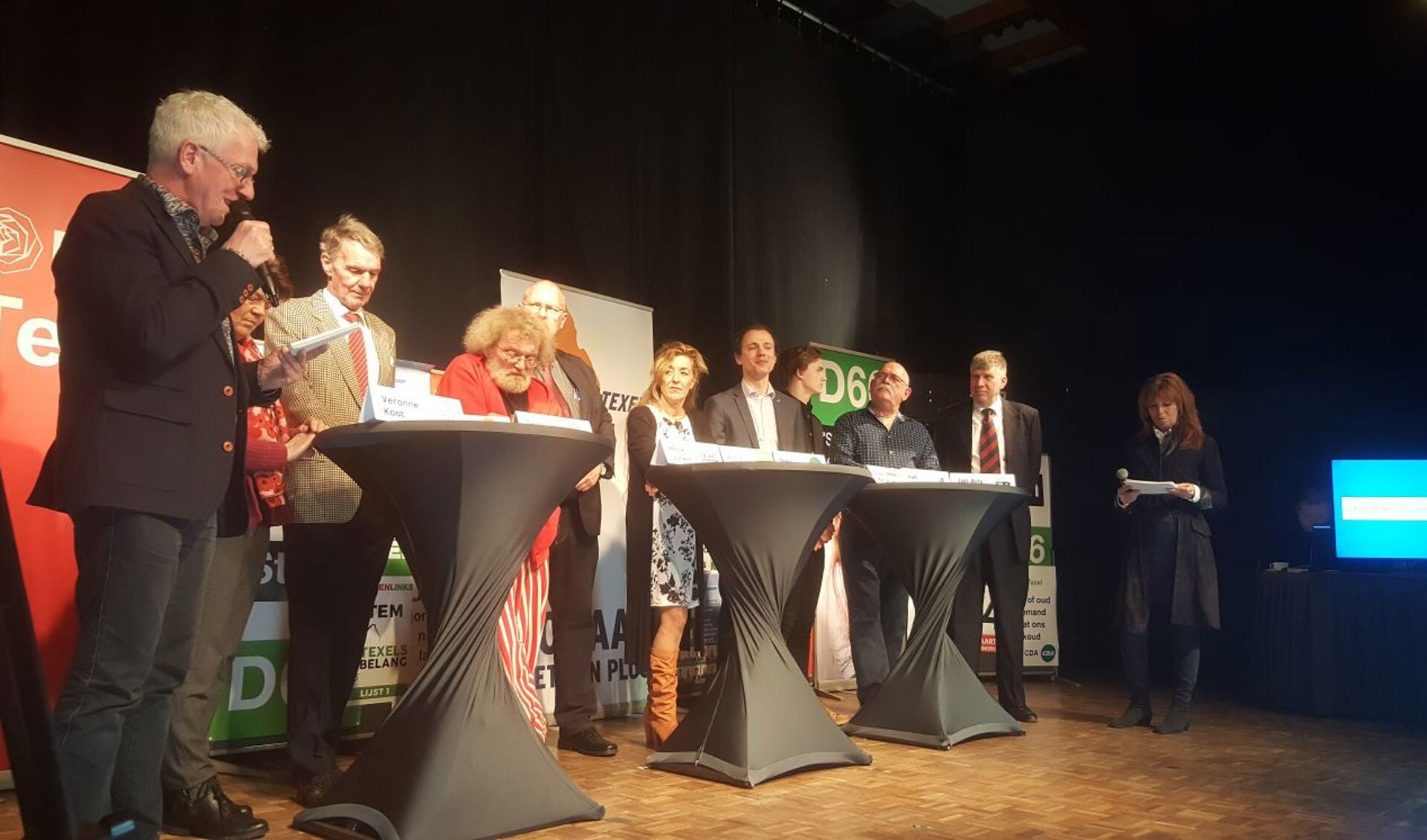 Tessa van Daalen en Henk Slikker presenteerden het verkiezingsdebat.