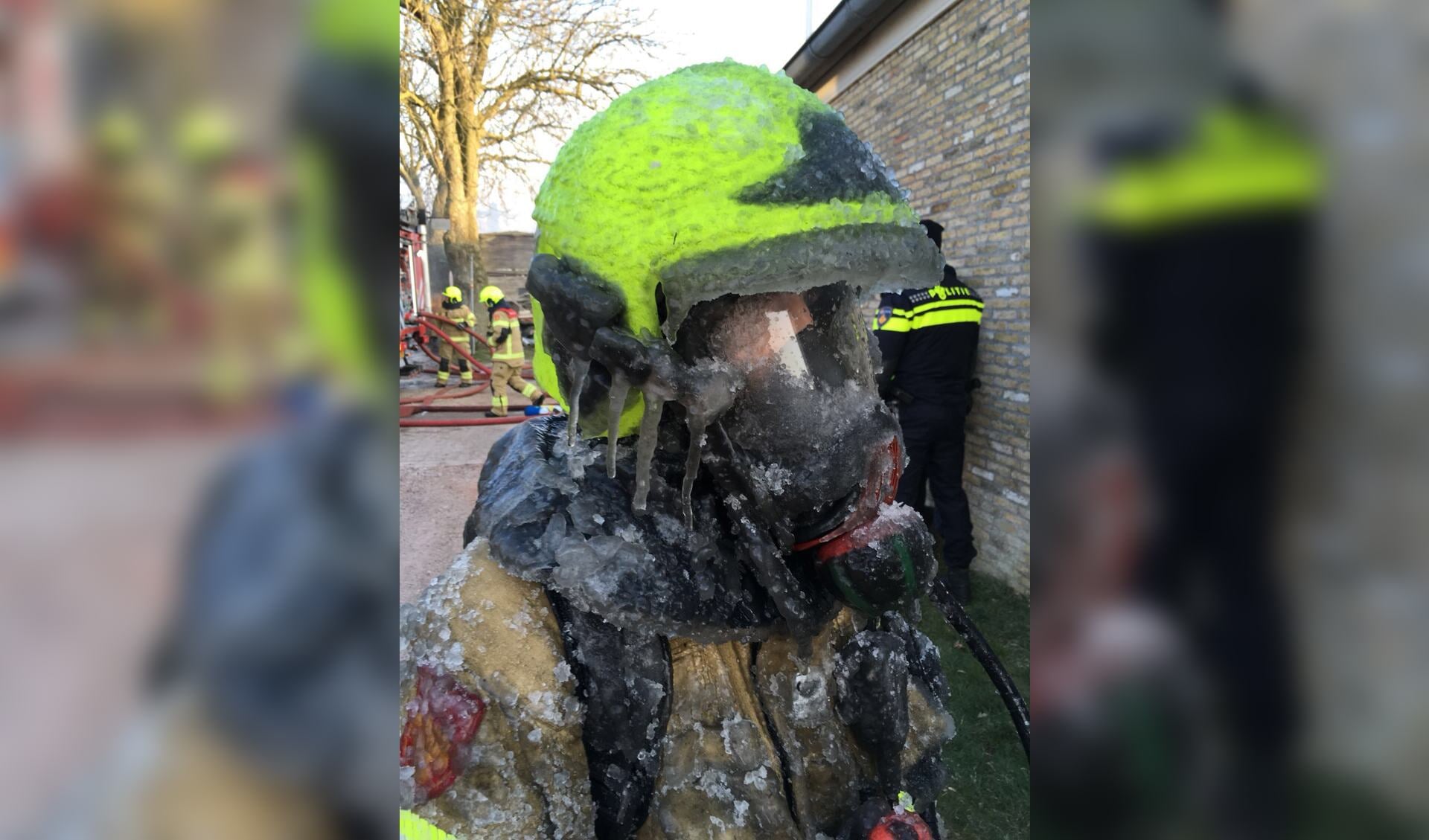 IJspegels aan de helm van de brandweer na het blussen in Oosterend.