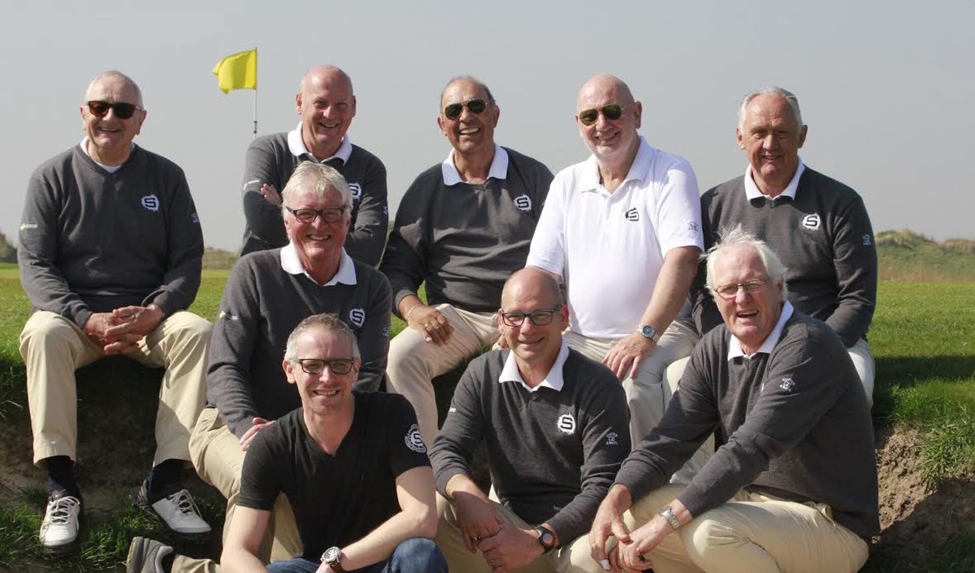 Heren Senioren 1 van Golfclub De Texelse met op de voorgrond Anton Kalusche van De Smulpot