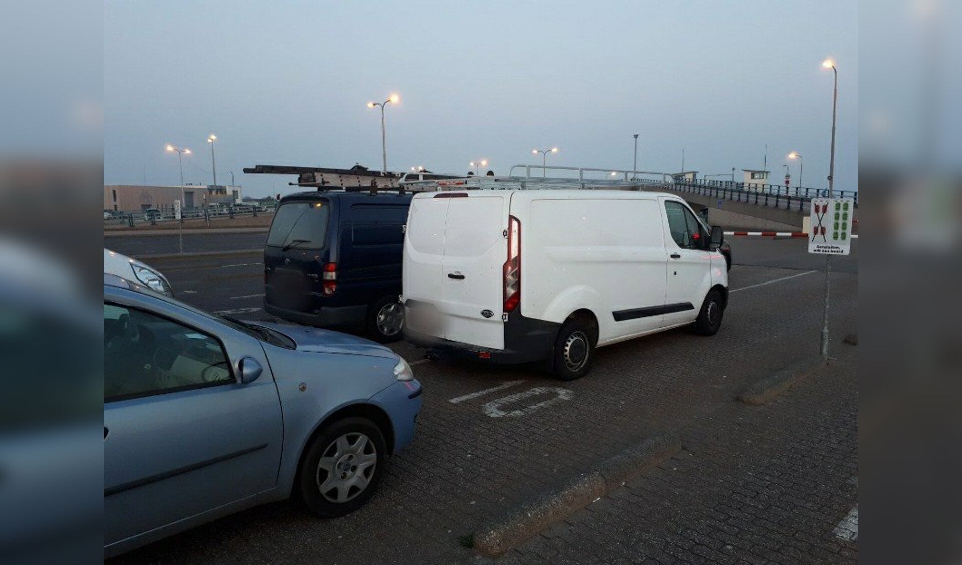 De busjes met Engels kenteken op de veerhaven van 't Horntje.