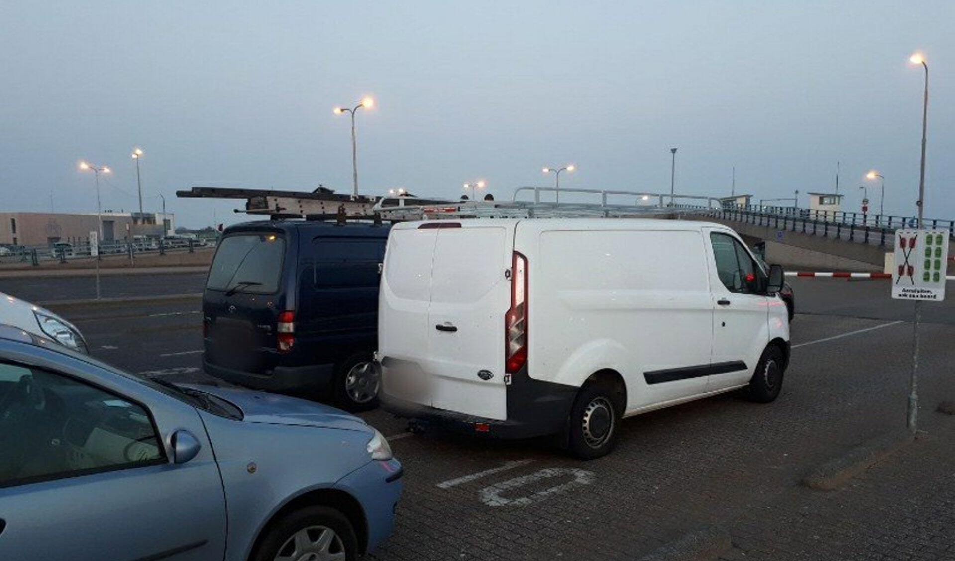 De busjes van de travellers op de veerhaven van 't Horntje.