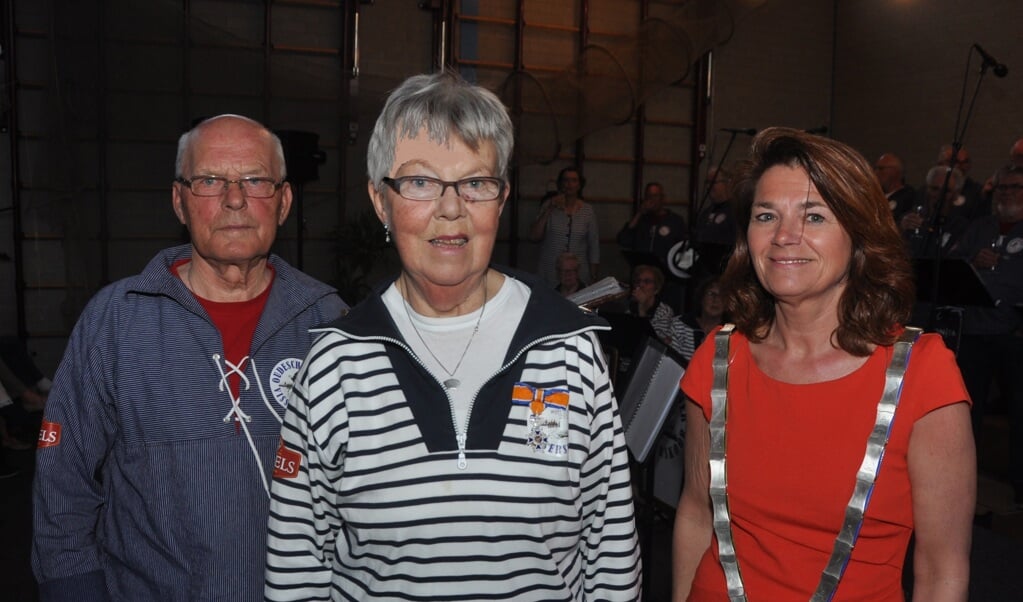 Corrie Witte met haar man Theo en loco-burgemeester Hennie Huisman.