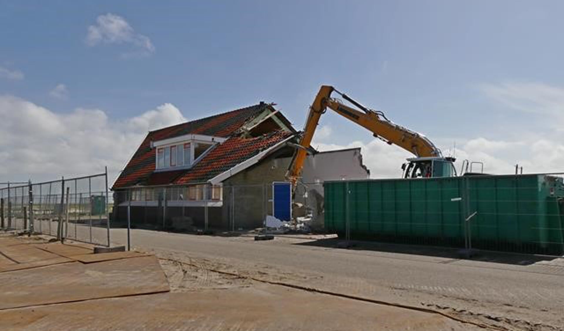 De sloop van het boothuis van de KNRM in De Cocksdorp is begonnen.