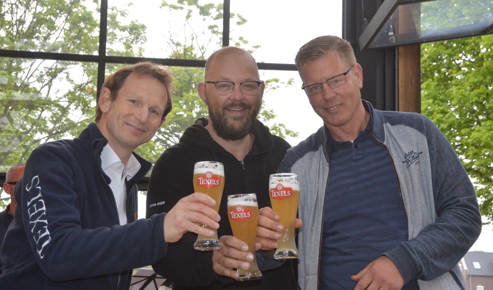 Maarten Timmer van de Texelse Bierbrouwerij en Heino Huizing en Rob Vos van Horeca Nederland afdeling Texel brengen een toost uit op het nieuwe speciaalbier. 