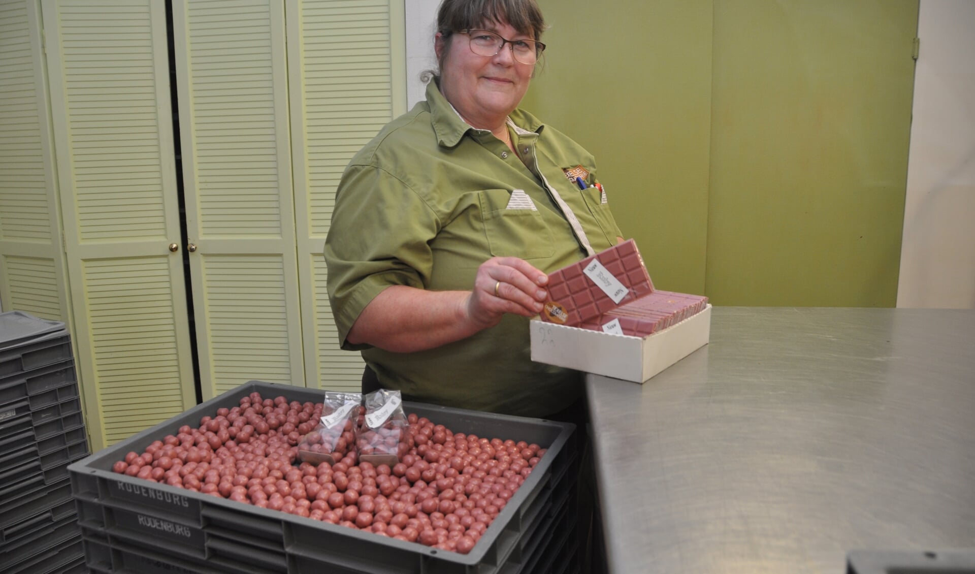 Lia Stienstra van De Texelse Chocolaterie met de roze chocolade.