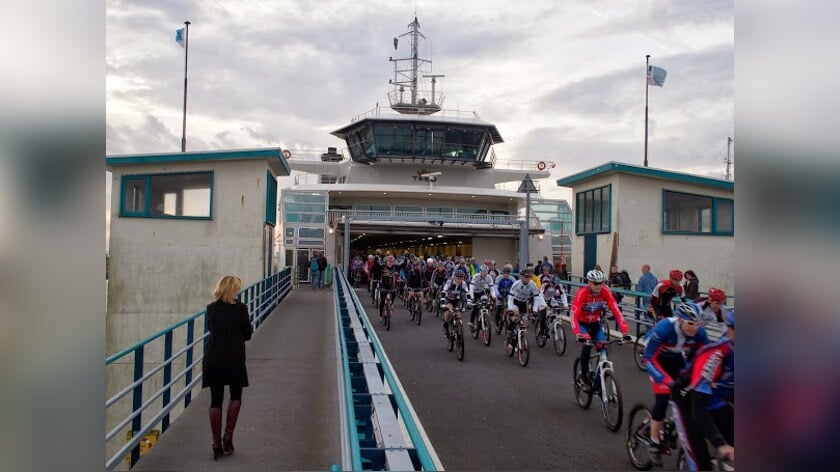 Fietsers komen van de boot af.