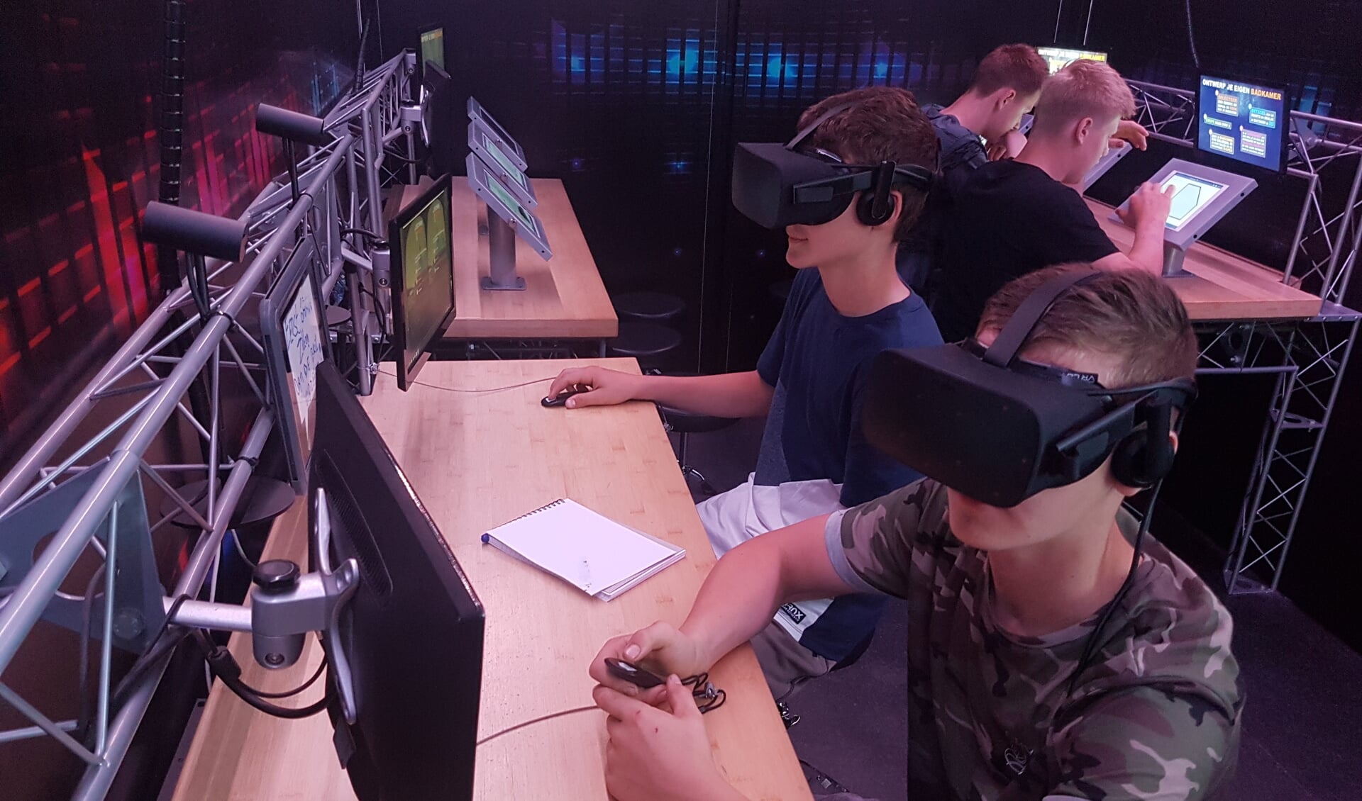 Met VR-brillen een filmpje over techniek op festivals.