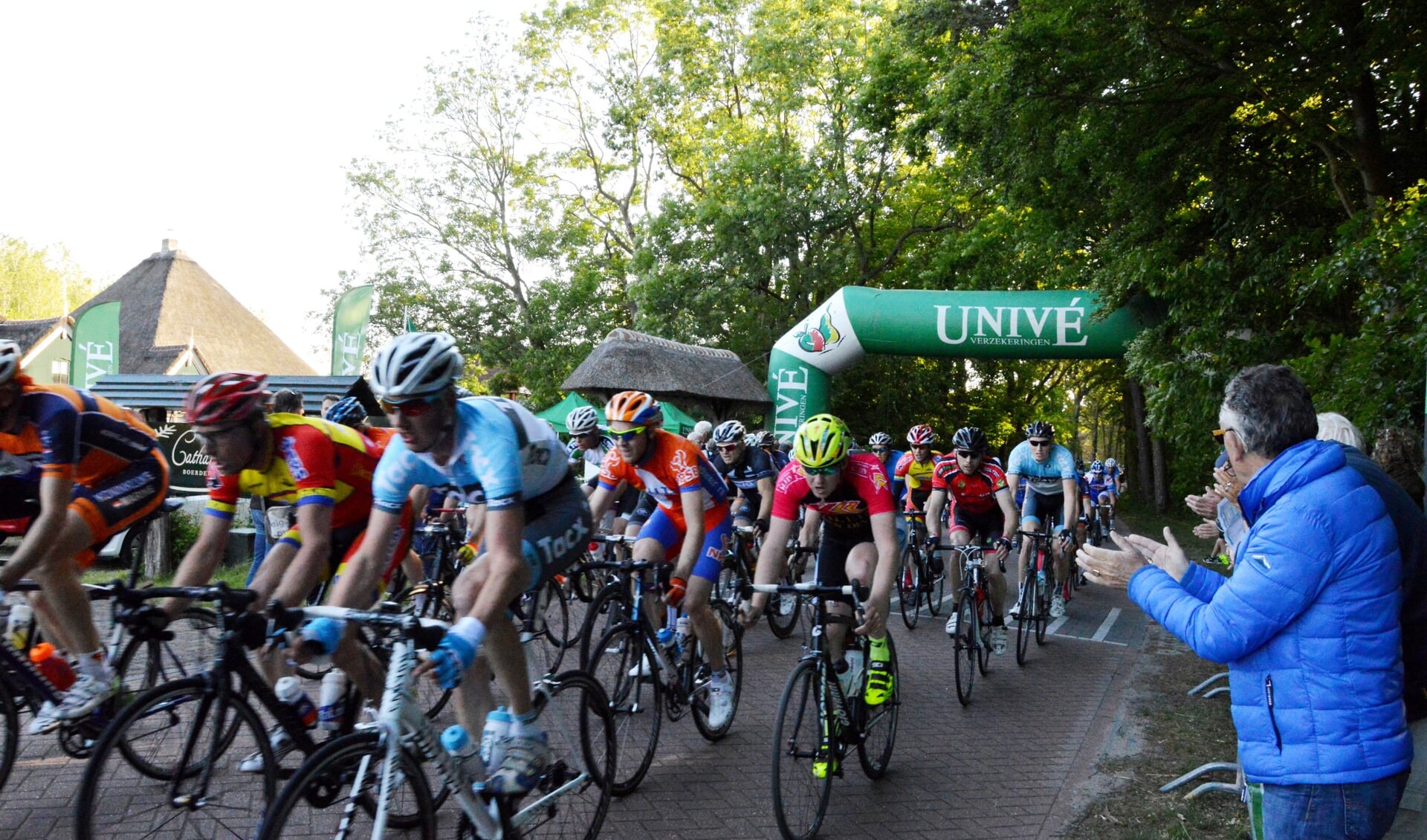 Het peloton wordt tijdens de Texelse omloop van de Tour de Lasalle aangemoedigd.