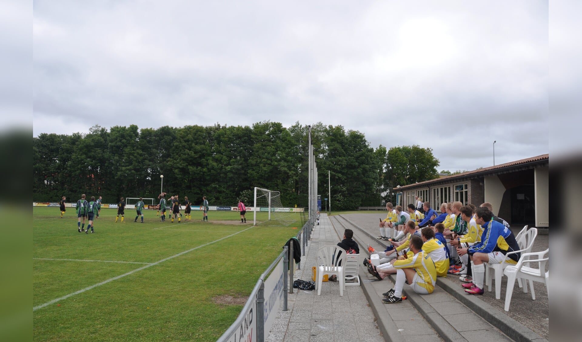 Het Waddentoernooi in 2013 op Texel. Ameland kijkt naar de wedstrijd Texel tegen Terschelling.