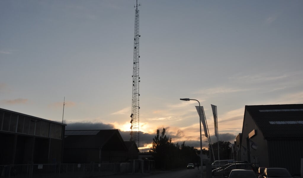 De mast van Radio Texel aan het Wezenland in Den Burg.