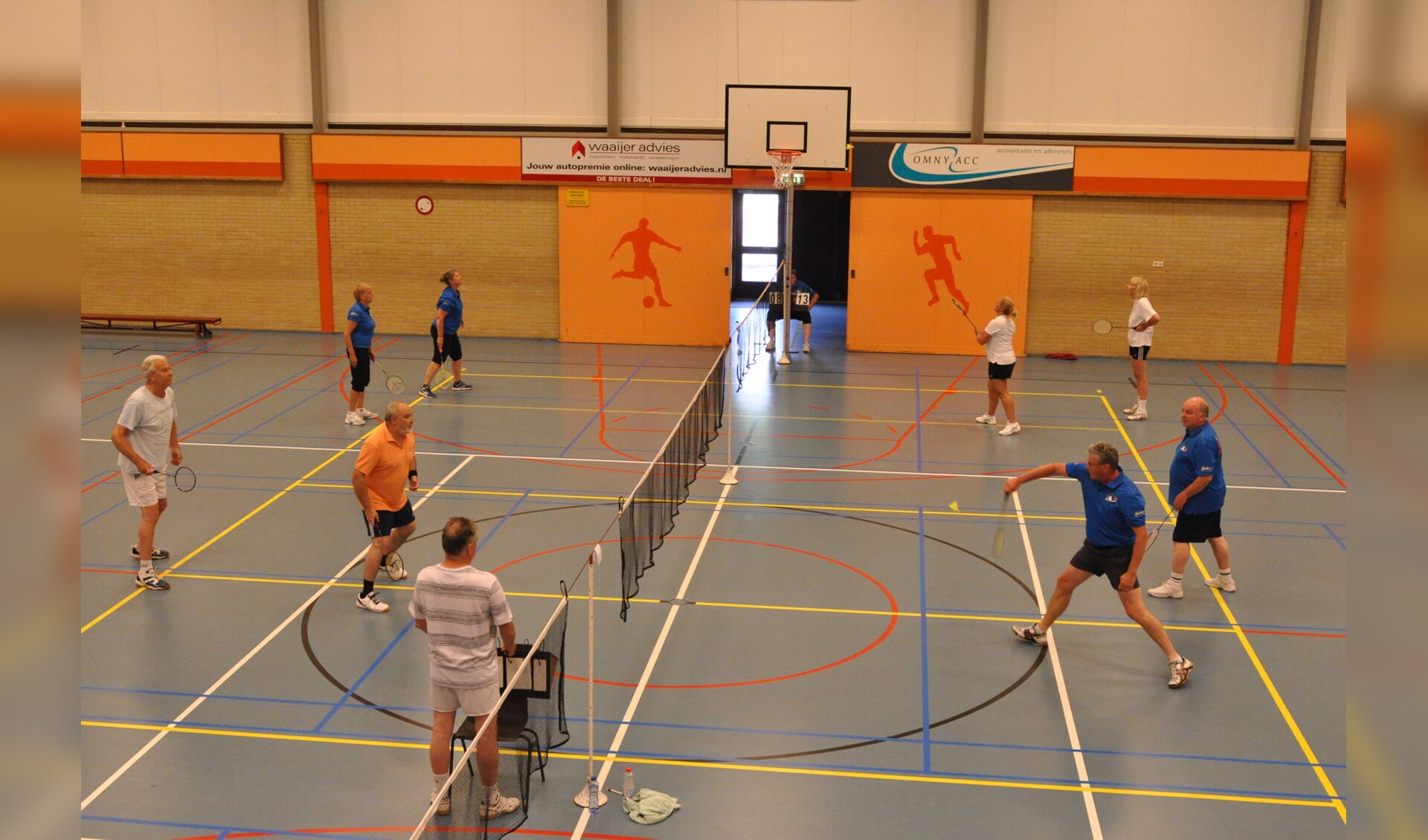 Badminton in Ons Genoegen (tijdens het Waddentoernooi).