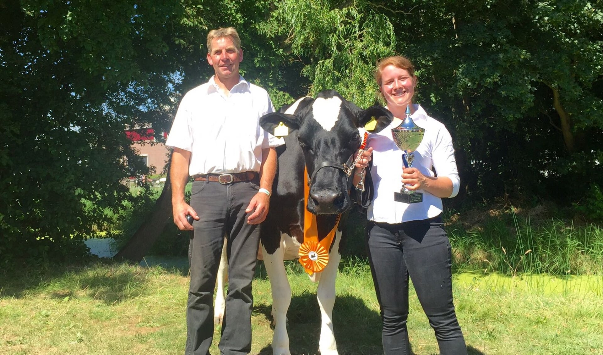 Hans Kikkert en Larissa Klaassen met in hun midden reservekampioen Bea 159. 