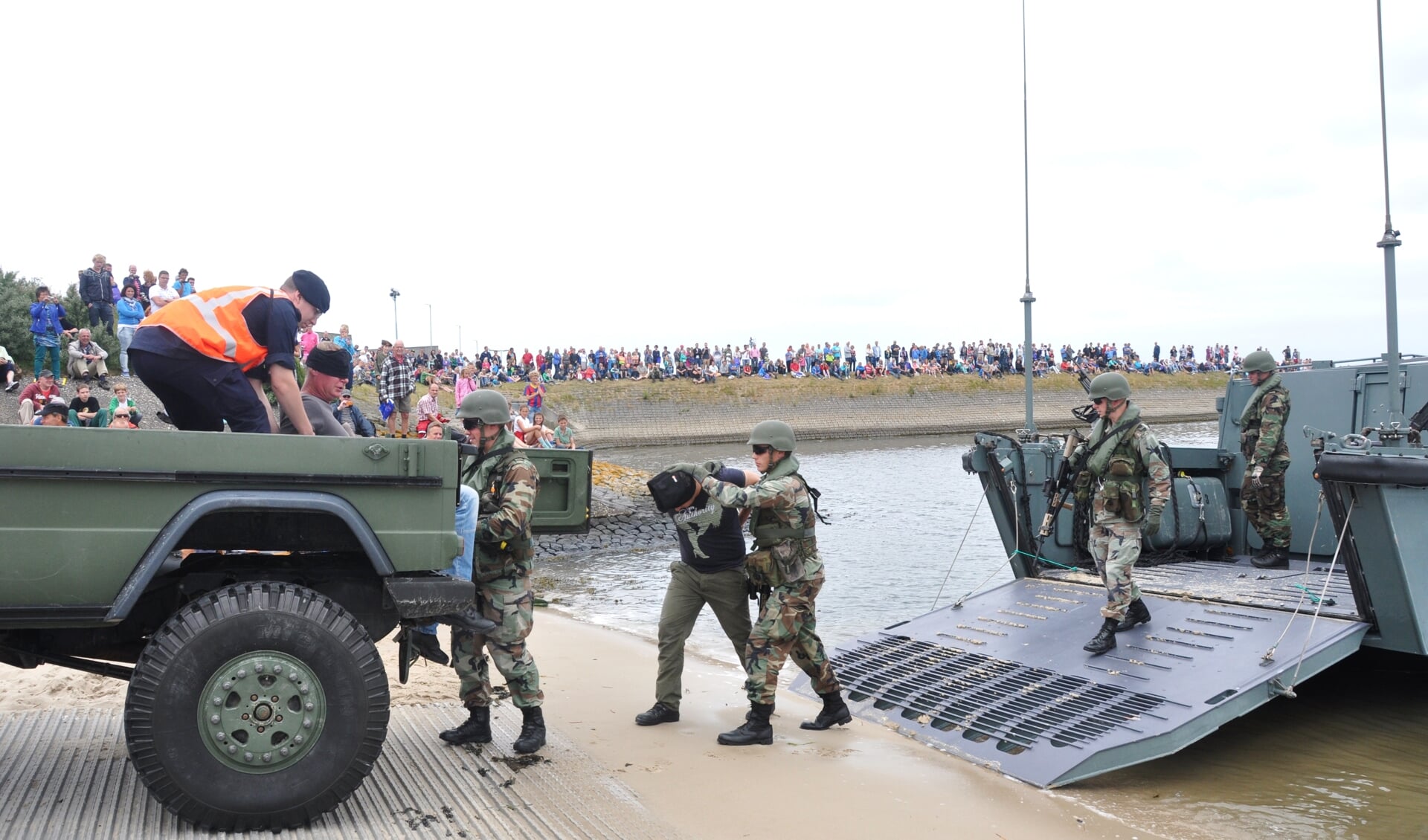 Mariniers in actie tussen een open dag die eerder op de Mok werd gehouden.