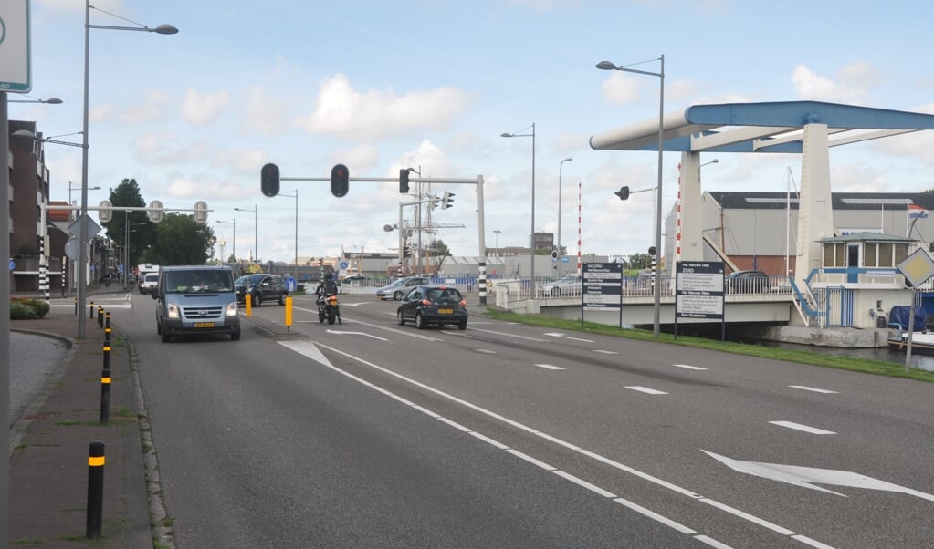 De kruising van de Binnenhaven en de Ruyghweg bij de Van Kinsbergenbrug in Den Helder.