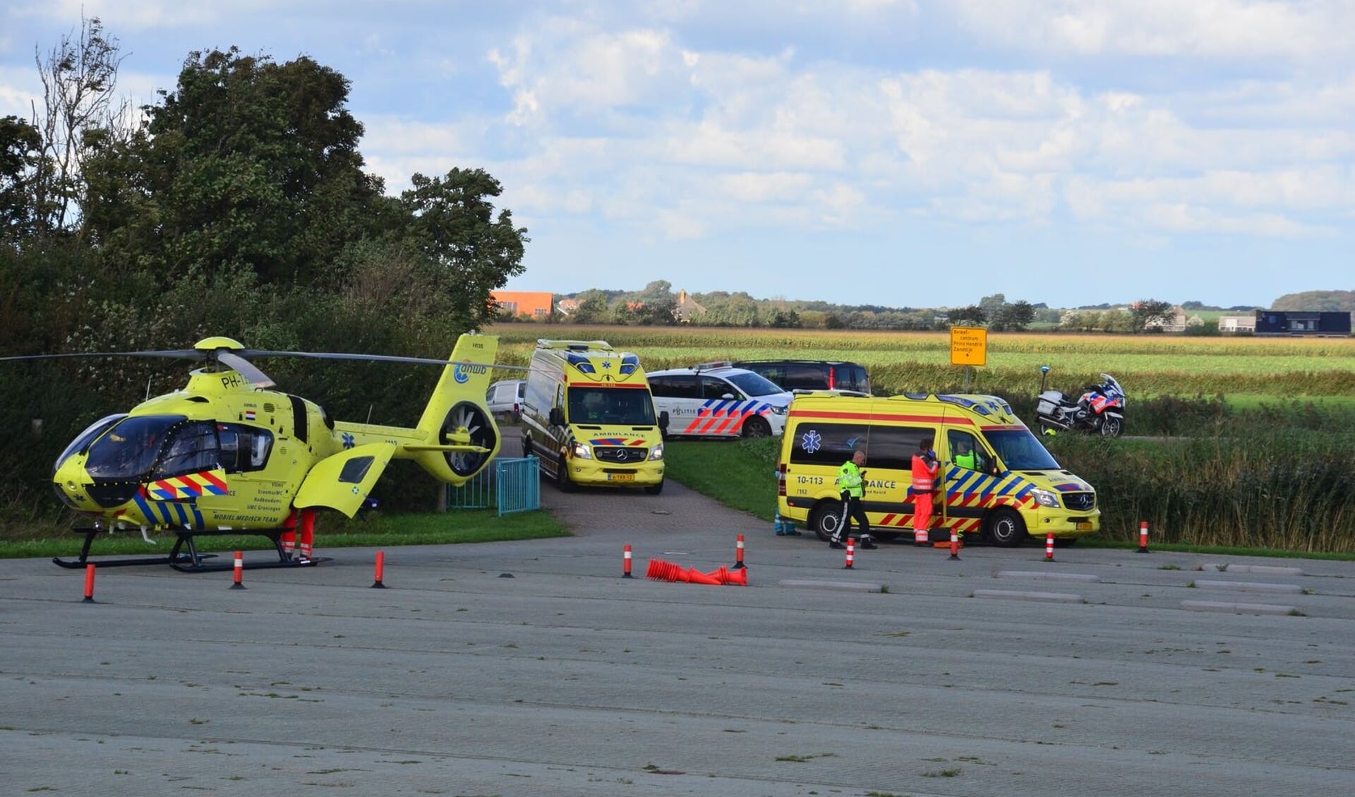 De traumahelikopter en de ambulances op 't Horntje.